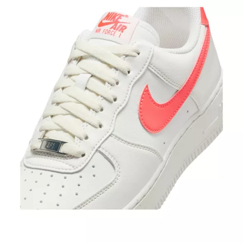 Nike Air Force 1 '07 Next Nature Sail Hot Lava dámske nízke streetové tenisky lomené biele — produktová fotografia na bielom pozadí, bočný pohľad