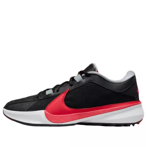 Nike Zoom Freak 5 Double Trouble nízke streetové tenisky čierne-červené — produktová fotografia na bielom pozadí, bočný pohľad