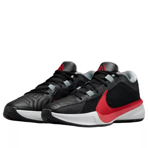 Nike Zoom Freak 5 Double Trouble nízke streetové tenisky čierne-červené — produktová fotografia na bielom pozadí, bočný pohľad