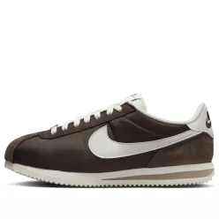 Nike Cortez Baroque Brown dámske nízke streetové tenisky hnedé — produktová fotografia na bielom pozadí, bočný pohľad