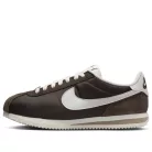 Nike Cortez Baroque Brown dámske nízke streetové tenisky hnedé — produktová fotografia na bielom pozadí, bočný pohľad
