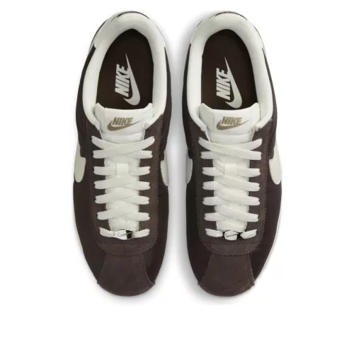 Nike Cortez Baroque Brown dámske nízke streetové tenisky hnedé — produktová fotografia na bielom pozadí, bočný pohľad