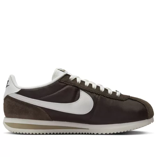 Nike Cortez Baroque Brown dámske nízke streetové tenisky hnedé — produktová fotografia na bielom pozadí, bočný pohľad