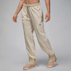 Jordan Sport Tunnel Pants Legend Light Brown/Legend Medium Brown dámske nohavice hnedé — produktová fotografia na bielom pozadí, bočný pohľad