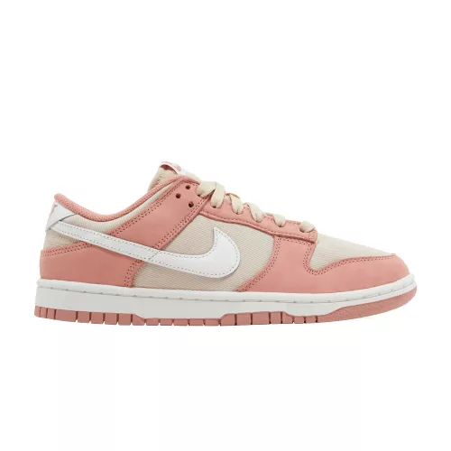 Nike Dunk Low PRM Red Stardust nízke streetové tenisky červené — produktová fotografia na bielom pozadí, bočný pohľad