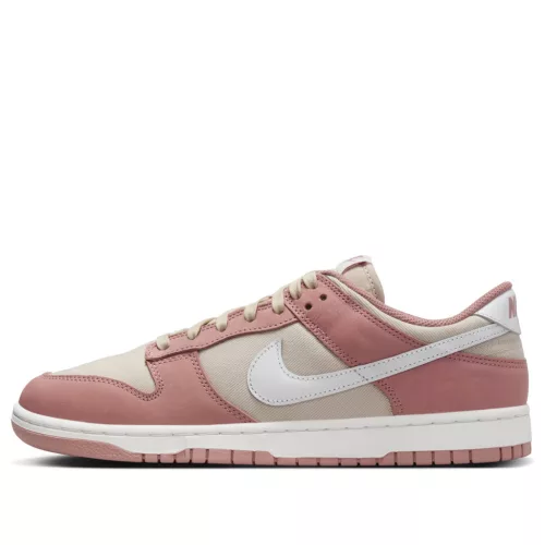 Nike Dunk Low PRM Red Stardust nízke streetové tenisky červené — produktová fotografia na bielom pozadí, bočný pohľad
