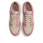 Nike Dunk Low PRM Red Stardust nízke streetové tenisky červené — produktová fotografia na bielom pozadí, bočný pohľad