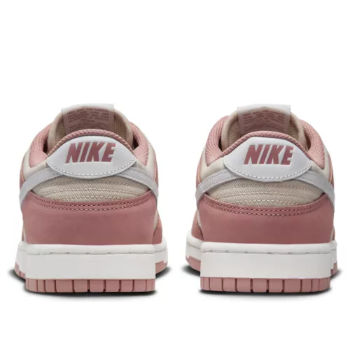 Nike Dunk Low PRM Red Stardust nízke streetové tenisky červené — produktová fotografia na bielom pozadí, bočný pohľad