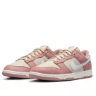 Nike Dunk Low PRM Red Stardust nízke streetové tenisky červené — produktová fotografia na bielom pozadí, bočný pohľad