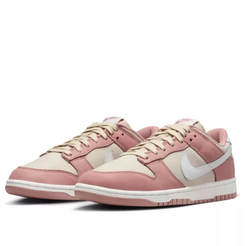 Nike Dunk Low PRM Red Stardust nízke streetové tenisky červené — produktová fotografia na bielom pozadí, bočný pohľad