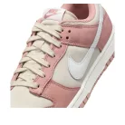 Nike Dunk Low PRM Red Stardust nízke streetové tenisky červené — produktová fotografia na bielom pozadí, bočný pohľad