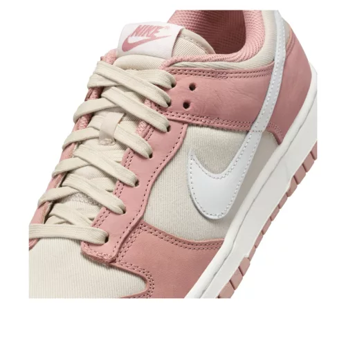 Nike Dunk Low PRM Red Stardust nízke streetové tenisky červené — produktová fotografia na bielom pozadí, bočný pohľad