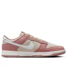 Nike Dunk Low PRM Red Stardust nízke streetové tenisky červené — produktová fotografia na bielom pozadí, bočný pohľad