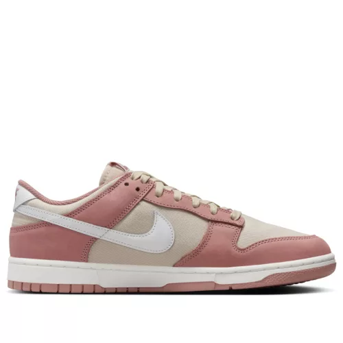 Nike Dunk Low PRM Red Stardust nízke streetové tenisky červené — produktová fotografia na bielom pozadí, bočný pohľad