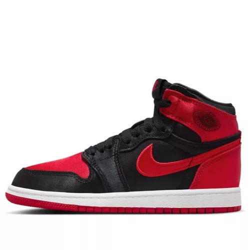 Jordan 1 Retro High OG Satin Bred detské vysoké streetové tenisky červené — produktová fotografia na bielom pozadí, bočný pohľad