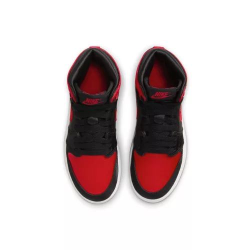 Jordan 1 Retro High OG Satin Bred detské vysoké streetové tenisky červené — produktová fotografia na bielom pozadí, bočný pohľad