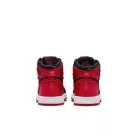 Jordan 1 Retro High OG Satin Bred detské vysoké streetové tenisky červené — produktová fotografia na bielom pozadí, bočný pohľad