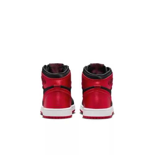 Jordan 1 Retro High OG Satin Bred detské vysoké streetové tenisky červené — produktová fotografia na bielom pozadí, bočný pohľad