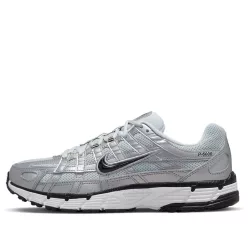 Nike P-6000 Metallic Silver Pure Platinum dámske nízke streetové tenisky strieborné — produktová fotografia na bielom pozadí, bočný pohľad
