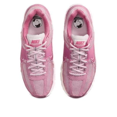 Nike Zoom Vomero 5 Elemental Pink dámske nízke bežecké tenisky ružové — produktová fotografia na bielom pozadí, bočný pohľad