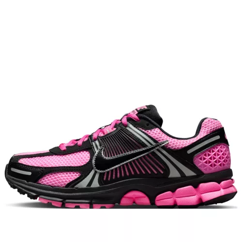 Nike Zoom Vomero 5 Pink Spell Black dámske nízke bežecké tenisky ružové-čierne — produktová fotografia na bielom pozadí, bočný pohľad