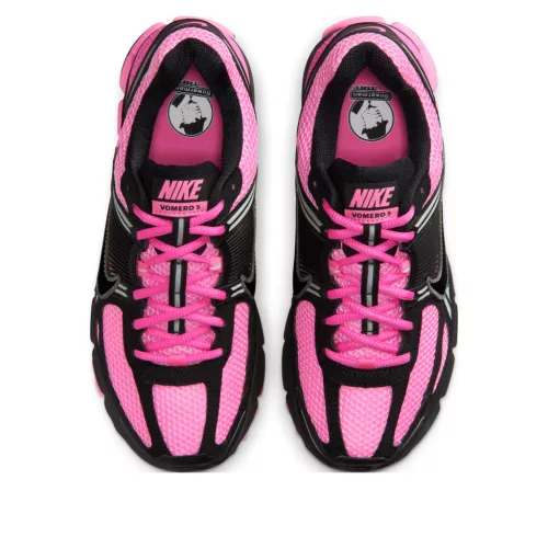 Nike Zoom Vomero 5 Pink Spell Black dámske nízke bežecké tenisky ružové-čierne — produktová fotografia na bielom pozadí, bočný pohľad