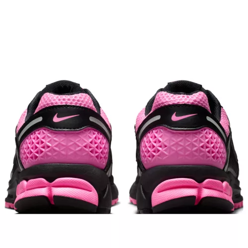 Nike Zoom Vomero 5 Pink Spell Black dámske nízke bežecké tenisky ružové-čierne — produktová fotografia na bielom pozadí, bočný pohľad