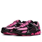 Nike Zoom Vomero 5 Pink Spell Black dámske nízke bežecké tenisky ružové-čierne — produktová fotografia na bielom pozadí, bočný pohľad