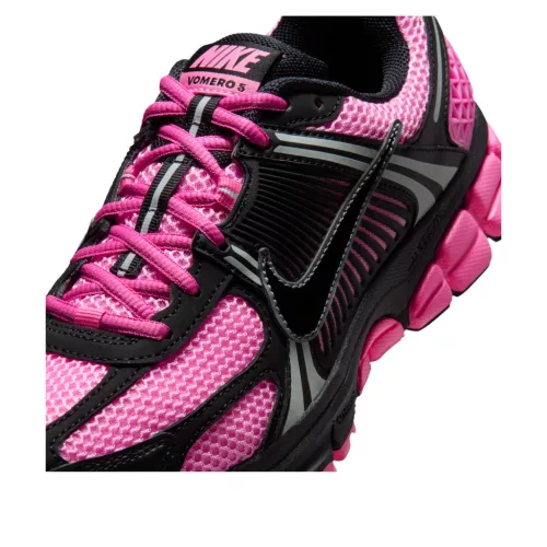 Nike Zoom Vomero 5 Pink Spell Black dámske nízke bežecké tenisky ružové-čierne — produktová fotografia na bielom pozadí, bočný pohľad