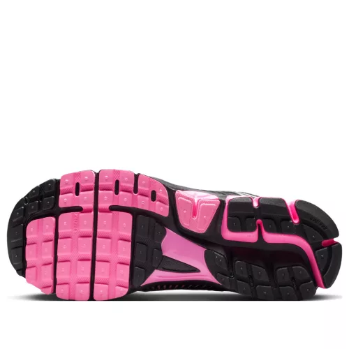 Nike Zoom Vomero 5 Pink Spell Black dámske nízke bežecké tenisky ružové-čierne — produktová fotografia na bielom pozadí, bočný pohľad