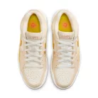 Jordan Stadium 90 Pale Vanilla Coconut Milk Tour Yellow Yellow Ochre dámske nízke streetové tenisky žlté — produktová fotografia na bielom pozadí, bočný pohľad