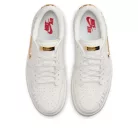 Jordan 1 Low Method of Make Sail Metallic Gold dámske nízke streetové tenisky lomené biele-zlaté — produktová fotografia na bielom pozadí, bočný pohľad