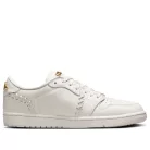 Jordan 1 Low Method of Make Sail Metallic Gold dámske nízke streetové tenisky lomené biele-zlaté — produktová fotografia na bielom pozadí, bočný pohľad