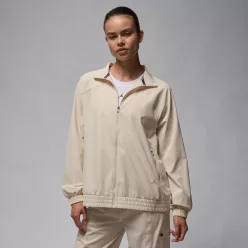 Jordan Sport Dri-FIT Woven Jacket Legend Light Brown/Legend Medium Brown dámska bunda hnedá — produktová fotografia na bielom pozadí, bočný pohľad