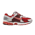 Nike Zoom Vomero 5 Mystic Red dámske nízke bežecké tenisky červené — produktová fotografia na bielom pozadí, bočný pohľad