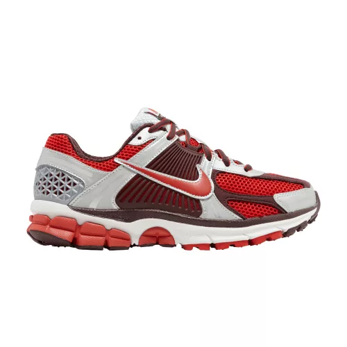 Nike Zoom Vomero 5 Mystic Red dámske nízke bežecké tenisky červené — produktová fotografia na bielom pozadí, bočný pohľad