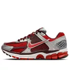 Nike Zoom Vomero 5 Mystic Red dámske nízke bežecké tenisky červené — produktová fotografia na bielom pozadí, bočný pohľad
