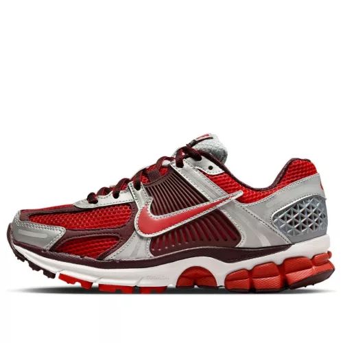 Nike Zoom Vomero 5 Mystic Red dámske nízke bežecké tenisky červené — produktová fotografia na bielom pozadí, bočný pohľad