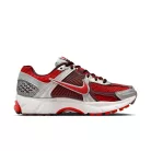 Nike Zoom Vomero 5 Mystic Red dámske nízke bežecké tenisky červené — produktová fotografia na bielom pozadí, bočný pohľad