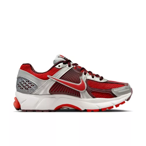 Nike Zoom Vomero 5 Mystic Red dámske nízke bežecké tenisky červené — produktová fotografia na bielom pozadí, bočný pohľad