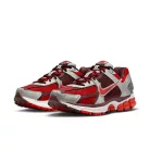 Nike Zoom Vomero 5 Mystic Red dámske nízke bežecké tenisky červené — produktová fotografia na bielom pozadí, bočný pohľad