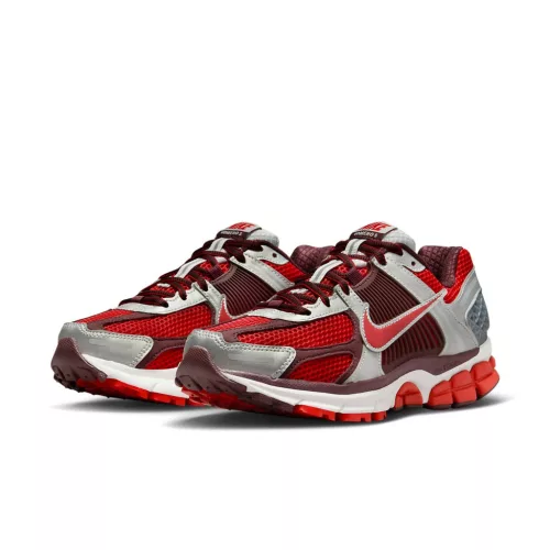 Nike Zoom Vomero 5 Mystic Red dámske nízke bežecké tenisky červené — produktová fotografia na bielom pozadí, bočný pohľad