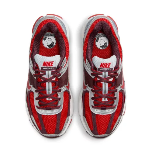 Nike Zoom Vomero 5 Mystic Red dámske nízke bežecké tenisky červené — produktová fotografia na bielom pozadí, bočný pohľad