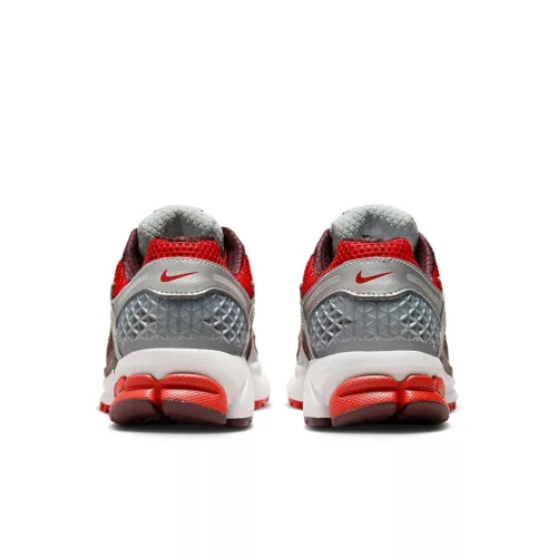 Nike Zoom Vomero 5 Mystic Red dámske nízke bežecké tenisky červené — produktová fotografia na bielom pozadí, bočný pohľad