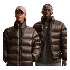Nike x NOCTA Sunset Puffer Jacket Baroque Brown bunda hnedá-olivová — produktová fotografia na bielom pozadí, bočný pohľad