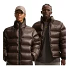 Nike x NOCTA Sunset Puffer Jacket Baroque Brown bunda hnedá-olivová — produktová fotografia na bielom pozadí, bočný pohľad