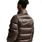 Nike x NOCTA Sunset Puffer Jacket Baroque Brown bunda hnedá-olivová — produktová fotografia na bielom pozadí, bočný pohľad