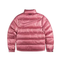 Nike x NOCTA Sunset Puffer Jacket Desert Berry bunda — produktová fotografia na bielom pozadí, bočný pohľad