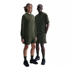NOCTA Cardinal Fleece Shorts Cargo Khaki/Team Red šortky khaki-červené — produktová fotografia na bielom pozadí, bočný pohľad