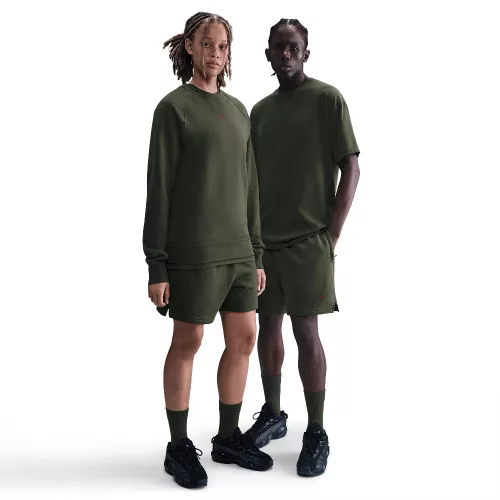 NOCTA Cardinal Fleece Shorts Cargo Khaki/Team Red šortky khaki-červené — produktová fotografia na bielom pozadí, bočný pohľad